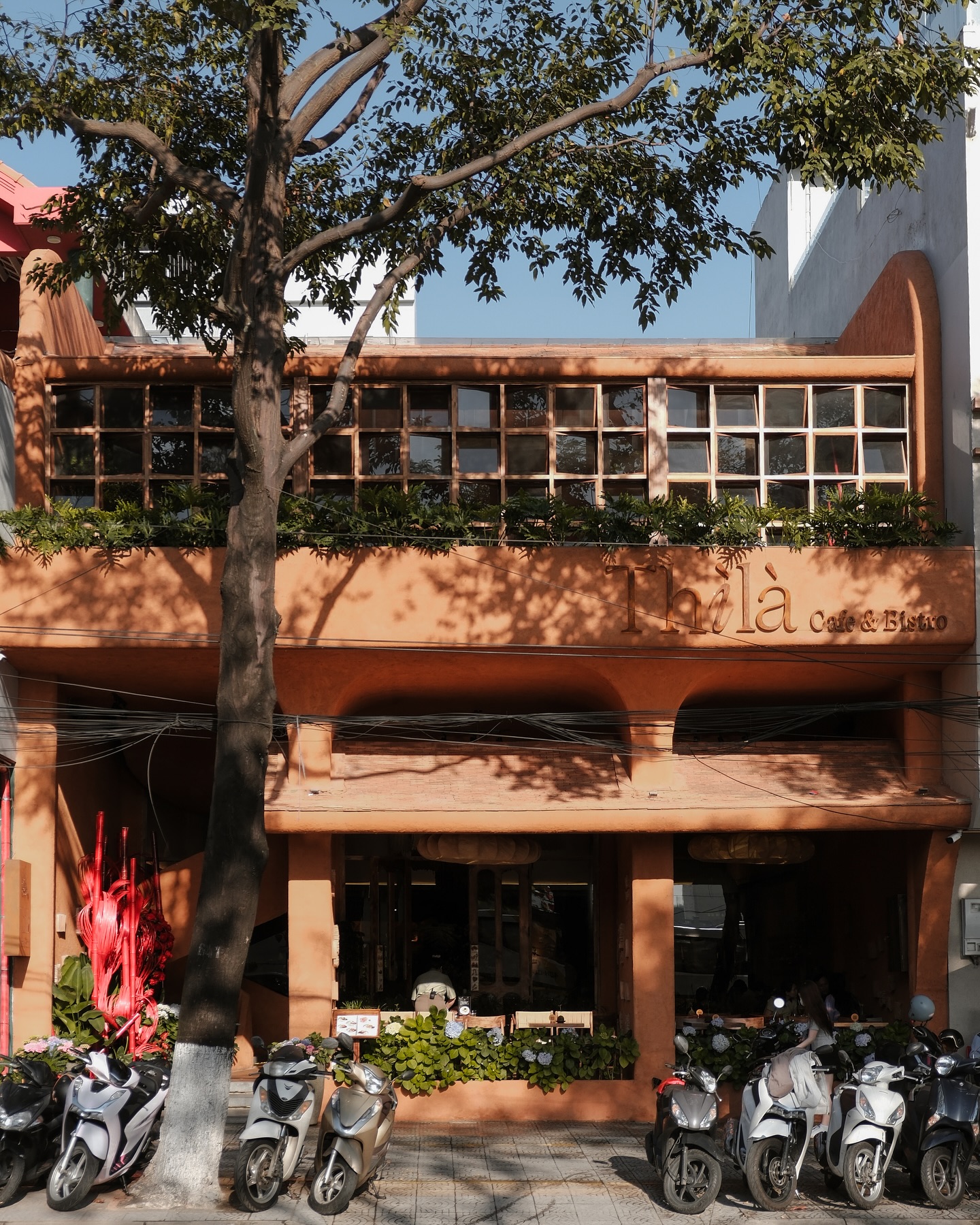 Thì Là Coffee & Bistro